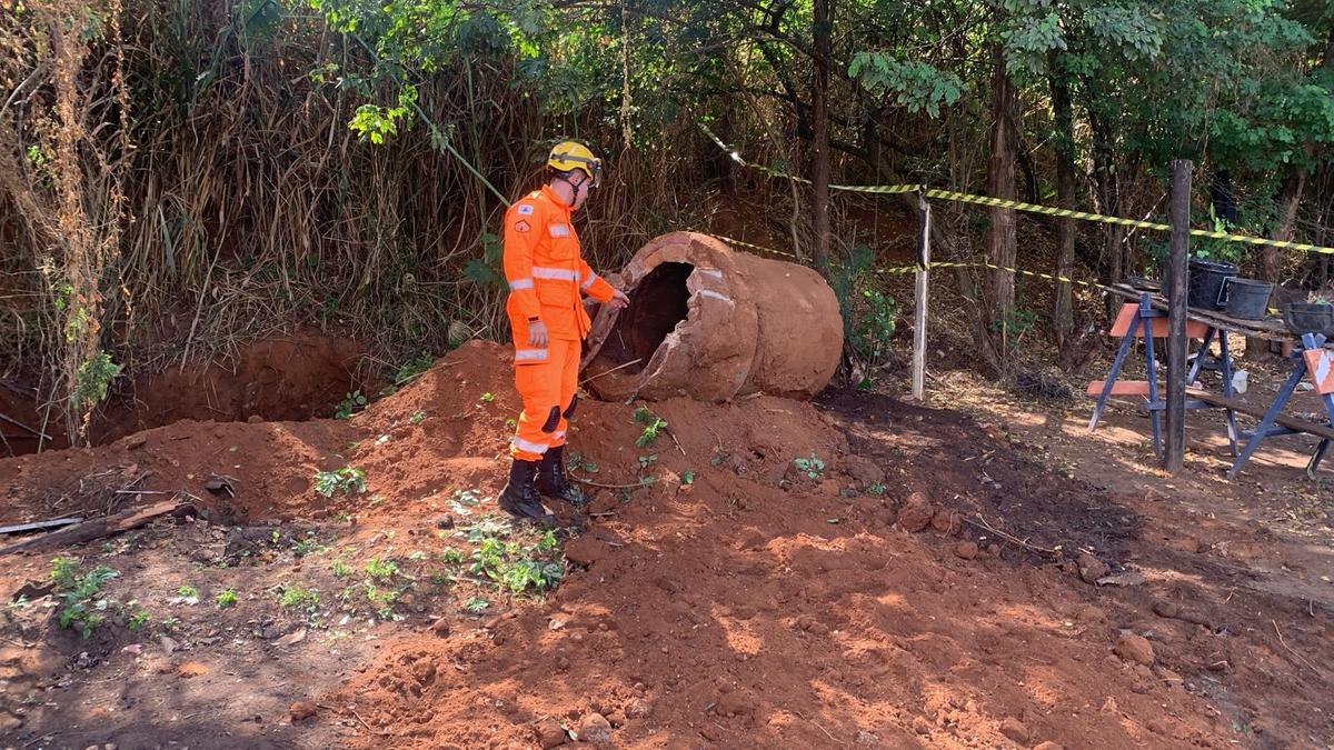 Dentro de uma manilha de esgoto coberta de terra, foram encontrados fragmentos de ossos humanos e vestes, confirmando a suspeita de um homicídio (Foto/Divulgação)