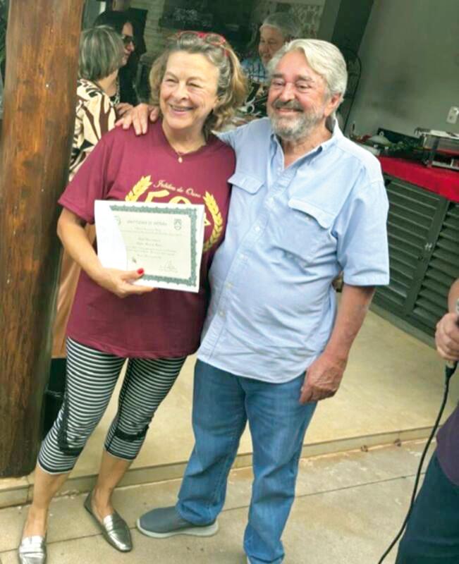 Angela Cecílio foi merecidamente homenageada pela Universidade de Uberaba com diploma do seu Jubileu de Ouro, entregue a ela pelo Reitor Marcelo Palmério (Foto/Arquivo pessoal)