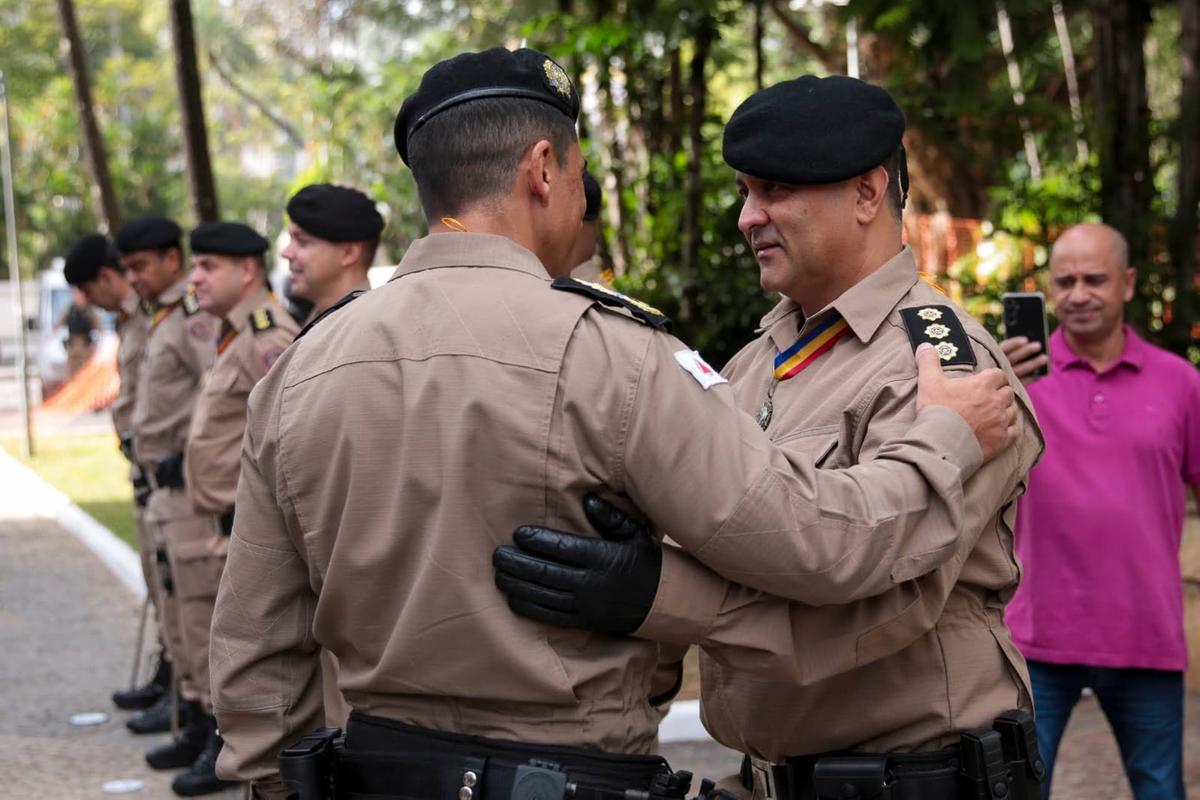 Coronel Rodrigo Wolf Luz, comandante da 5ªRPM, recebeu a Medalha Alferes Tiradentes, a mais alta honraria da Polícia Militar   (Foto/Divulgação)