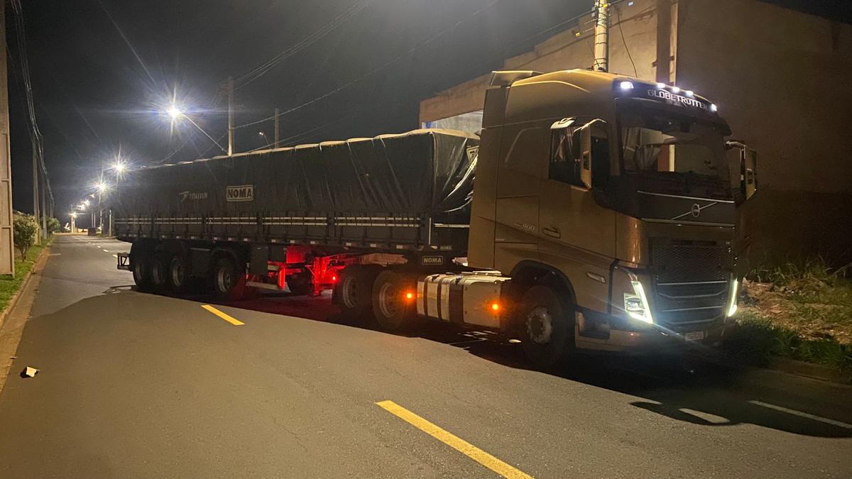 A carreta estava carregada com sementes de milho avaliadas em R$ 800 mil. (Foto/Divulgação)