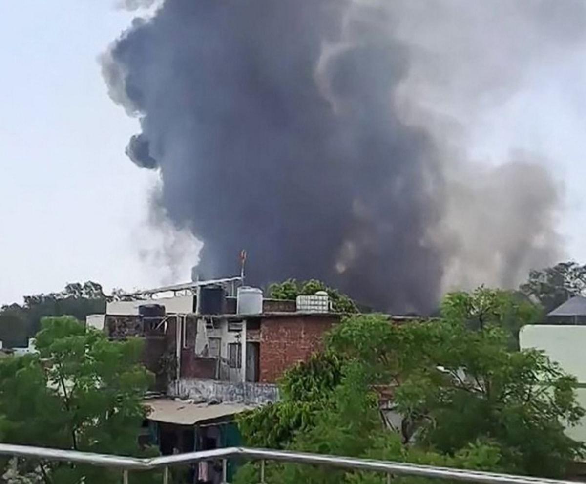 Fumaça do acidente com o Boeing da Air India que caiu em Ahmedabad (Foto/@ashlovetea various sources AFP)