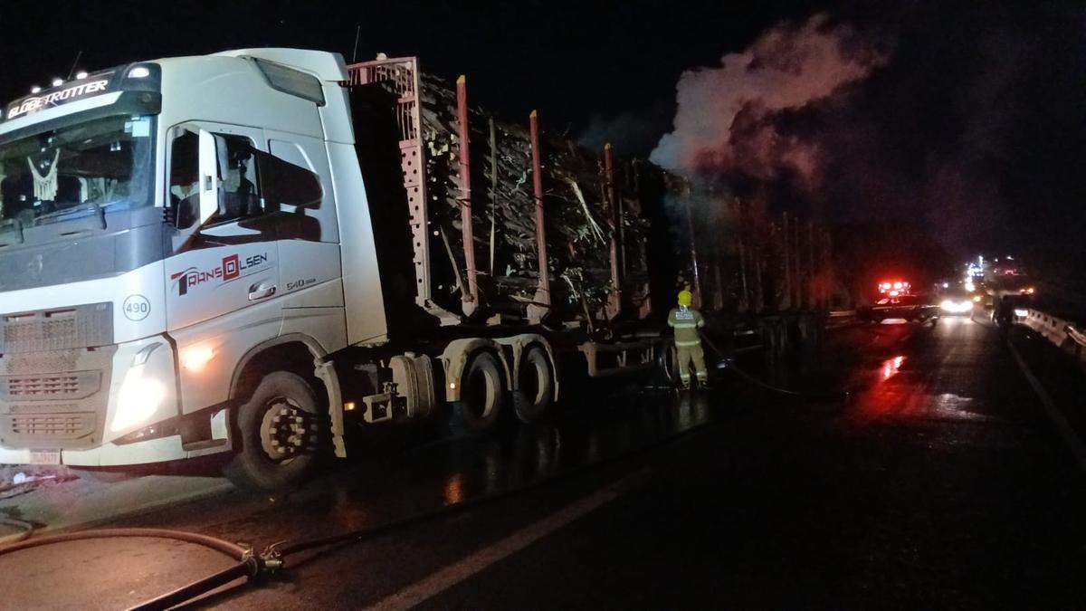 O fogo atingiu o caminhão que transportava madeira, provocando grande liberação de fumaça nas imediações (Foto/Divulgação)