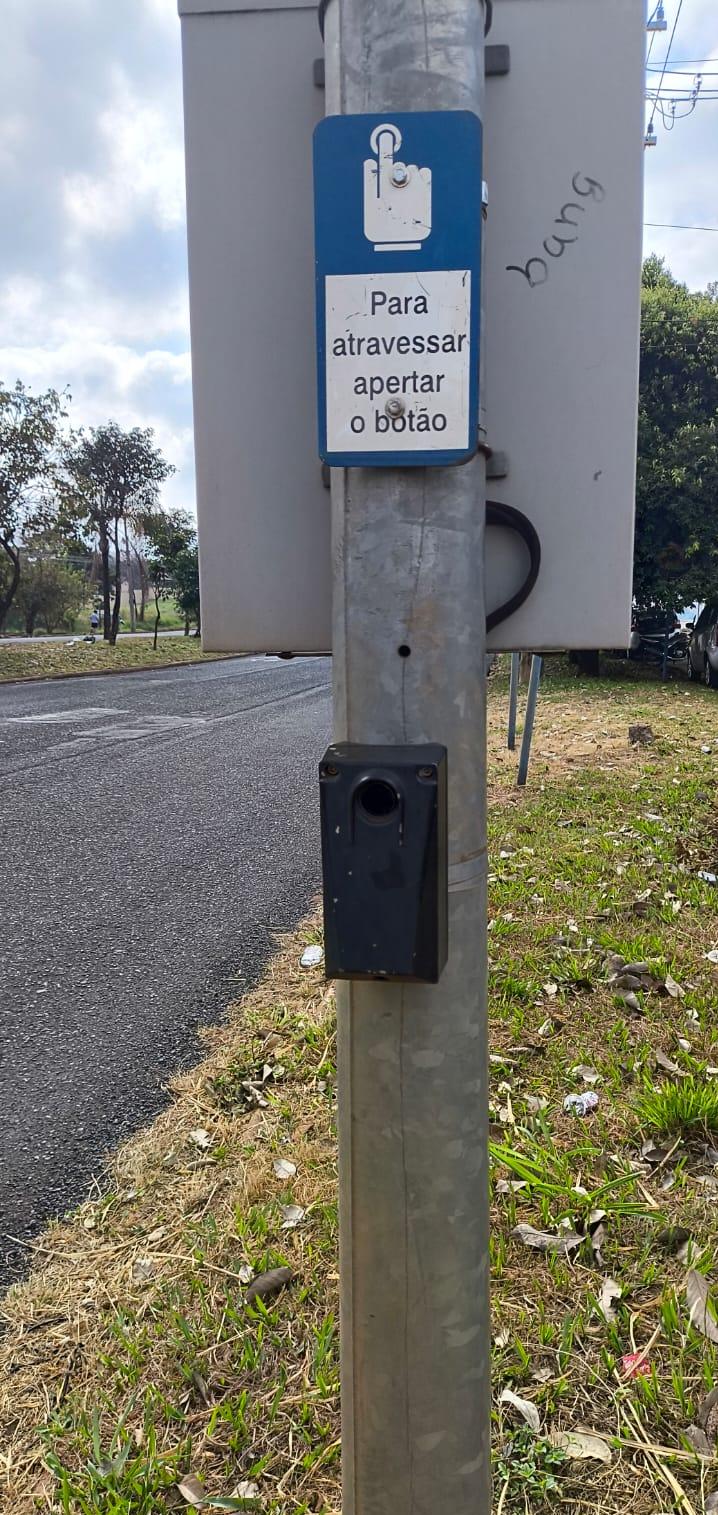 Furto do botão de parada na estação BRT 04 (Foto/Marcos Machado)
