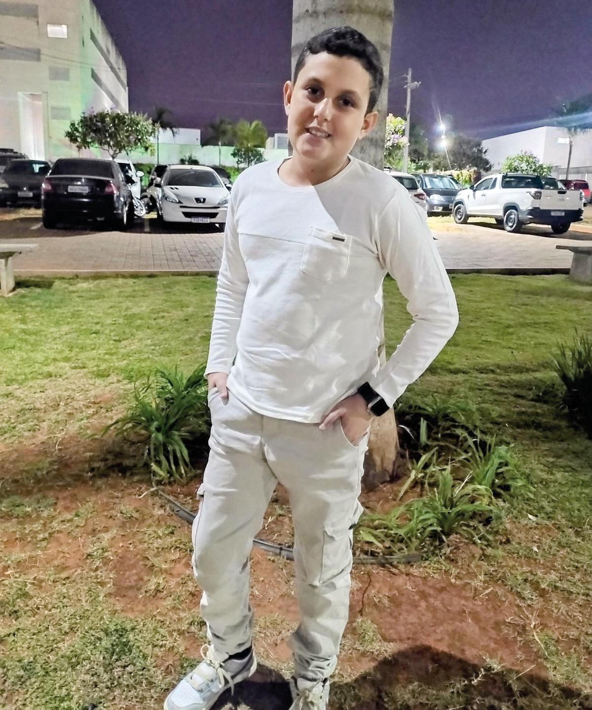 O garotão Raul Borges Oliveira completa 11 anos hoje e recebe muito carinho da mãe Licarla (Foto/Arquivo pessoal)