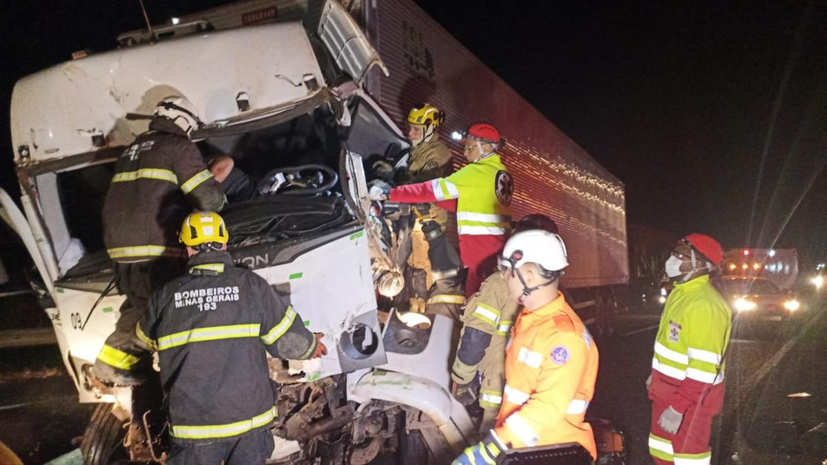 Bombeiros atuam no desencarceramento do motorista, que ficou gravemente ferido na colisão (Foto/Divulgação PRF)