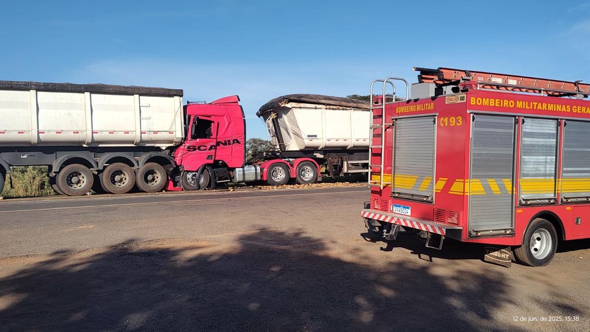 As duas carretas estavam carregadas com batatas e o condutor da que vinha atrás não percebeu a redução de velocidade e bateu, deixando o cavalo mecânico destruído  (Foto/Divulgação)