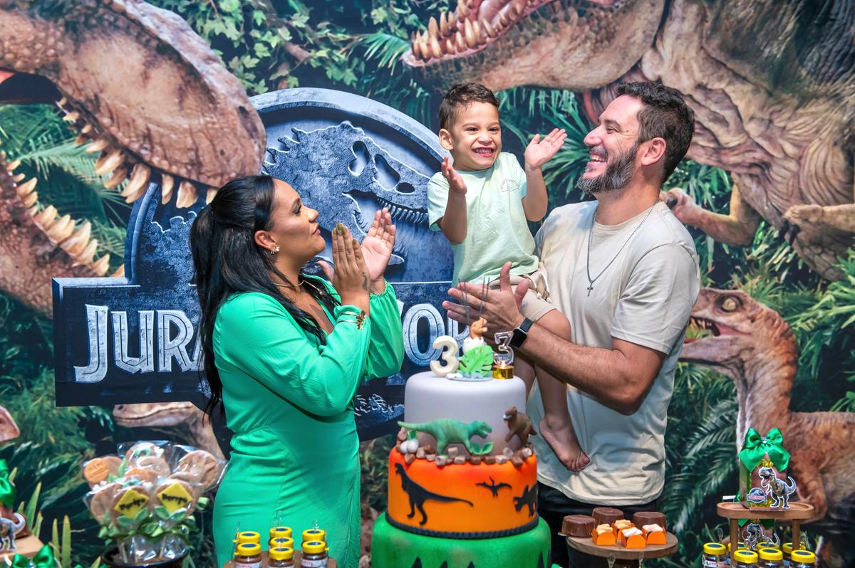 Davi Lucca Alves de Souza recebeu amiguinhos e familiares ao lado dos pais Maíta da Silva Alves e Antônio Romildo de Souza para comemorar seus 3 anos (Foto/Fotos Ju)