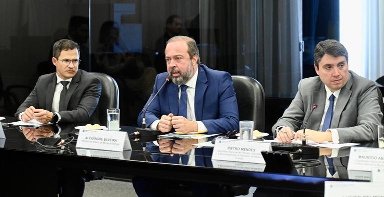 Ministro de Minas e Energia, Alexandre Silveira, se reuniu com associações e empresas do setor e destacou as principais ações já em curso pelo programa Gás para Empregar, que busca impulsionar a indústria nacional (Foto/Ricardo Botelho/MME)