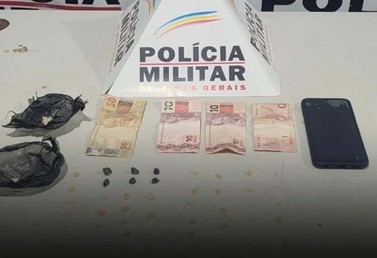 Drogas, dinheiro e celular foram apreendidos com os dois suspeitos, que tentaram escapar, mas foram contidos pela Polícia Militar  (Foto/Divulgação)