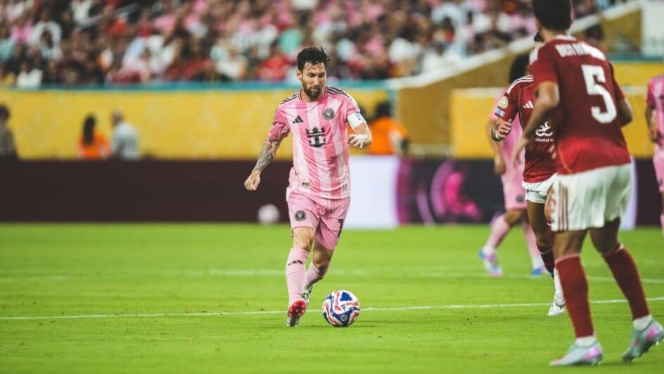 Bem marcado, Messi teve poucas oportunidades para marcar na estreia (Foto: Inter Miami CF, X, Reprodução)