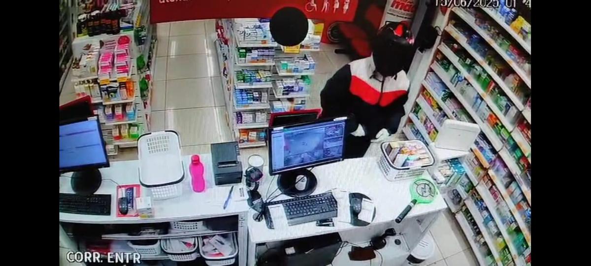 As roupas e o capacete usados pelo suspeitos foram apreendidos. (Foto/Divulgacão)