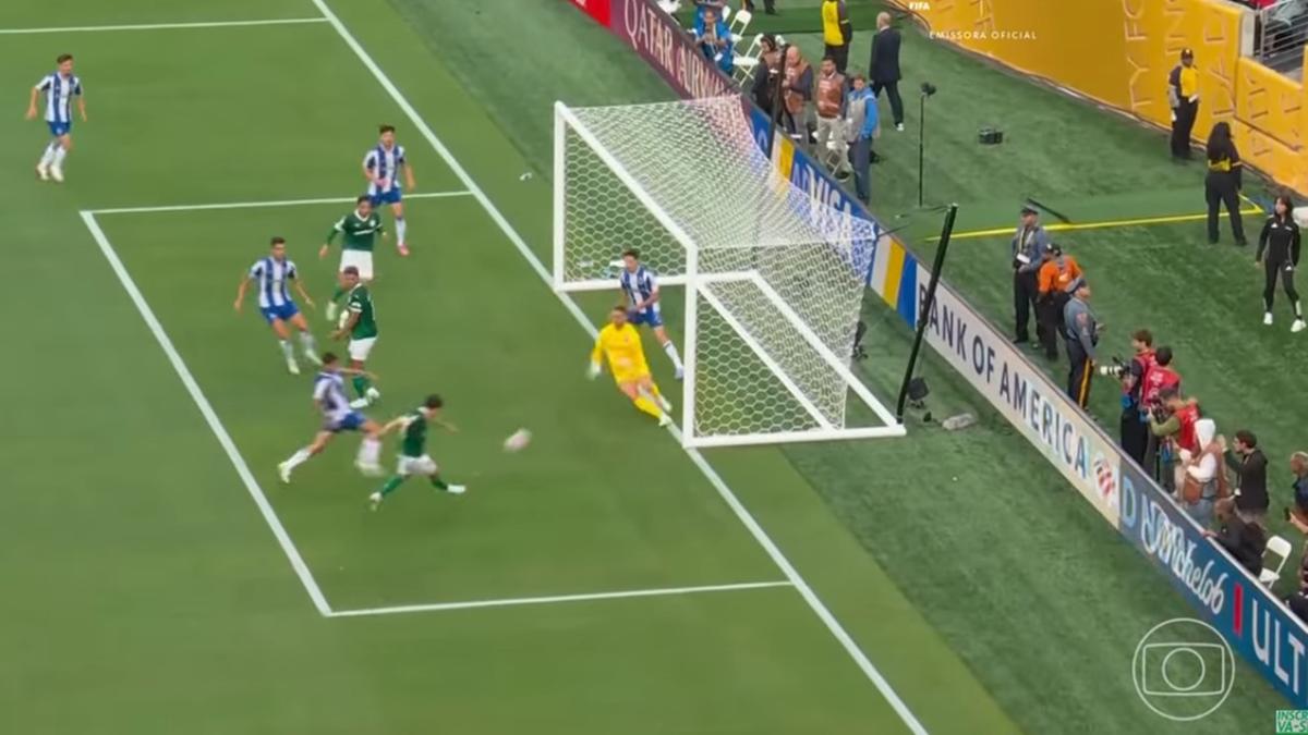 Estêvão chutou por cima, um lance que seria uma pintura de gol (Foto/TV Globo)