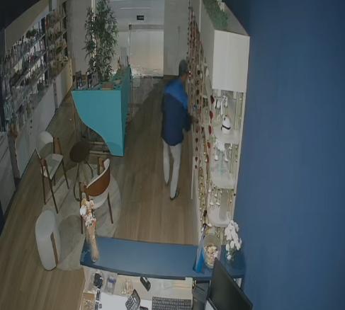 Homem usou uma marreta para quebrar a porta de vidro do estabelecimento (Foto/Reprodução)