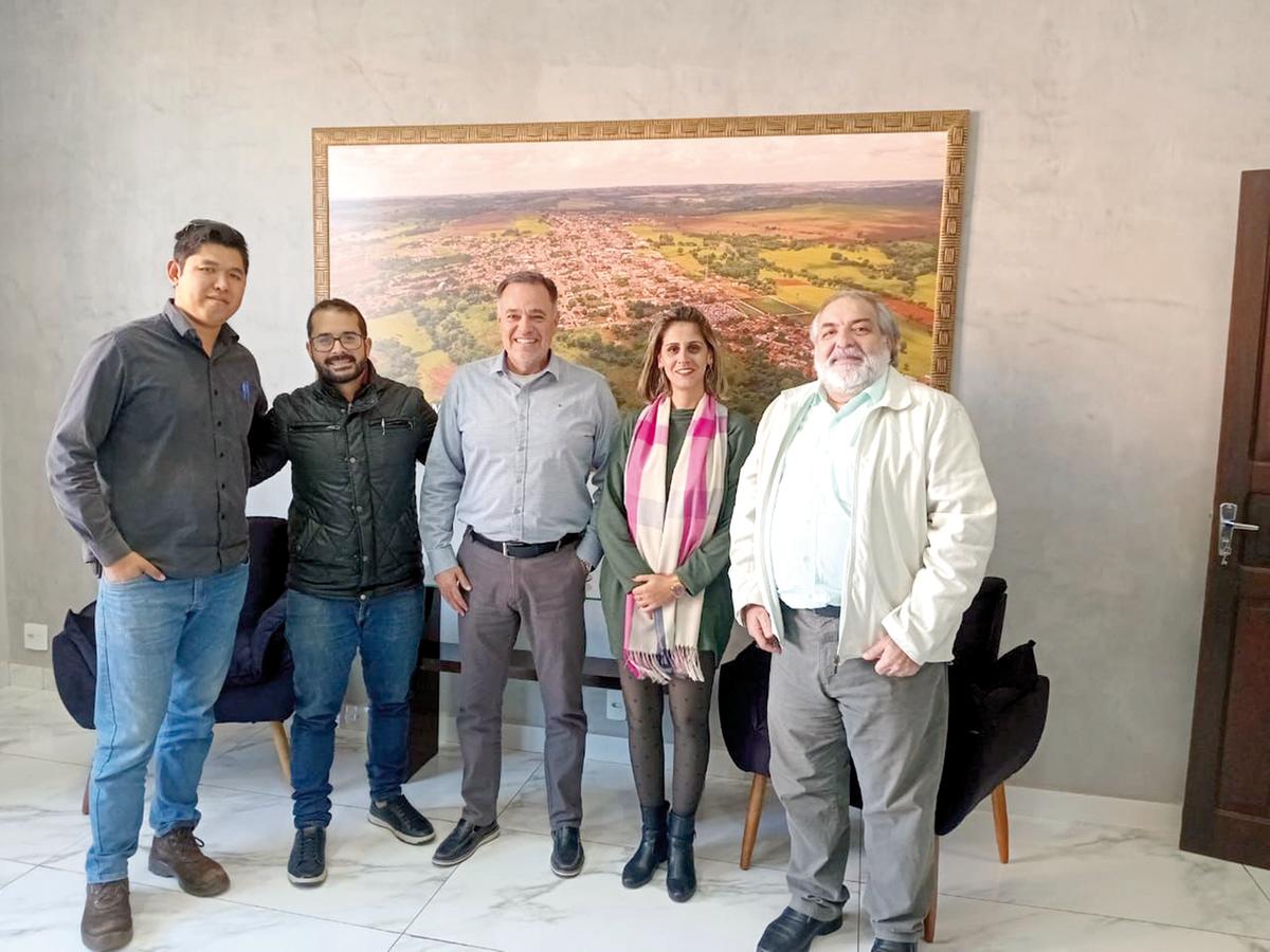 Prefeito de Conquista Bráulio Queiroga De Moura Filho junto com pessoal do CREA/ CONFEA / IEATM (Foto/Arquivo pessoal)