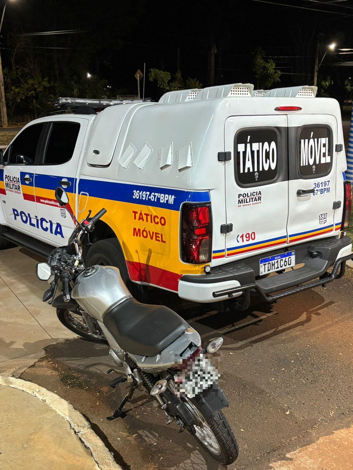 A motocicleta e outros objetos utilizados na ação criminosa foram apreendidos e o autor foi levado à presença do delegado de plantão (Foto/Divulgação)