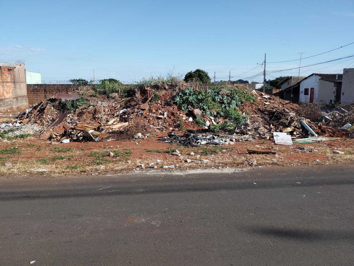 O problema inclui mato alto, descarte irregular de lixo e risco constante à saúde pública, segundo denúncias recebidas (Foto/Divulgação)