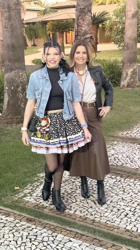 Destaque no fim de semana junino Aninha Sabino Borges Ciabotti em noite típica junina ao lado de sua mãe Ana Paula (Foto/Arquivo pessoal)
