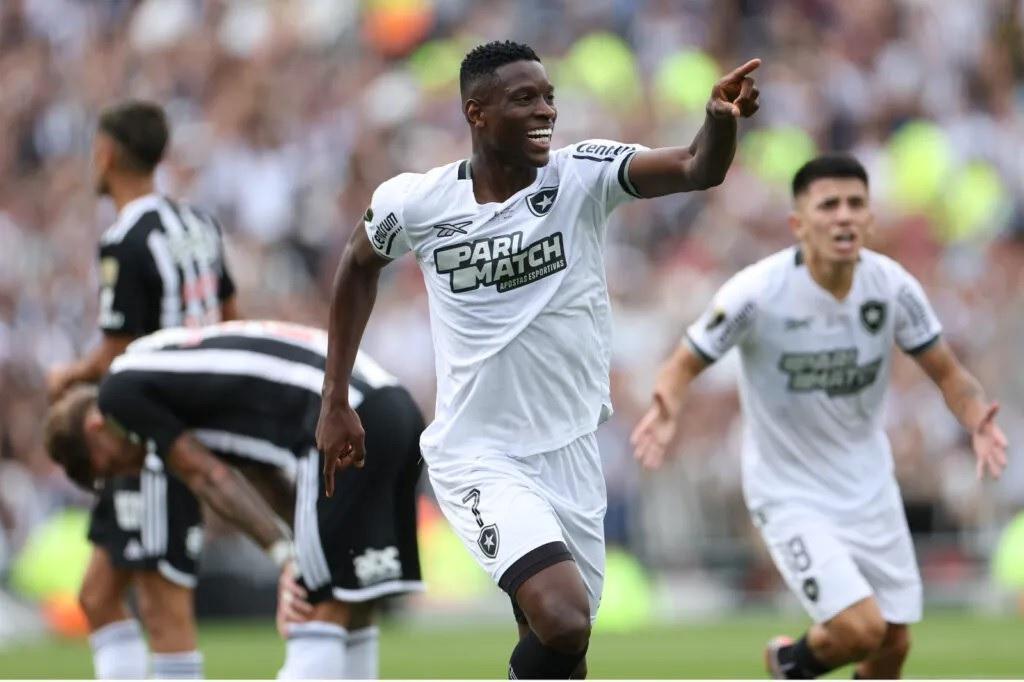 "Ajudar um pouquinho também, marcar e correr pra todo mundo”, disse Luiz Henrique (Foto/Vitor Silva/BFR)