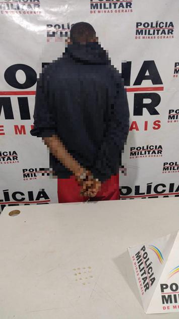 O suspeito foi flagrado jogando um objeto ao solo e, em seguida, tentando escondê-lo ao pisar sobre ele. (Foto/Divulgação)