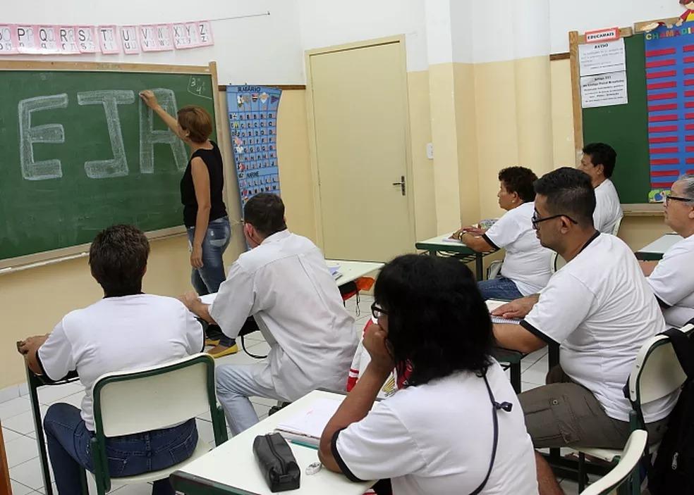 No ano passado, o programa de Educação de Jovens e Adultos teve 3,3 mil matrículas e este ano a Semed realiza busca ativa para preencher todas as vagas  (Foto/Reprodução)