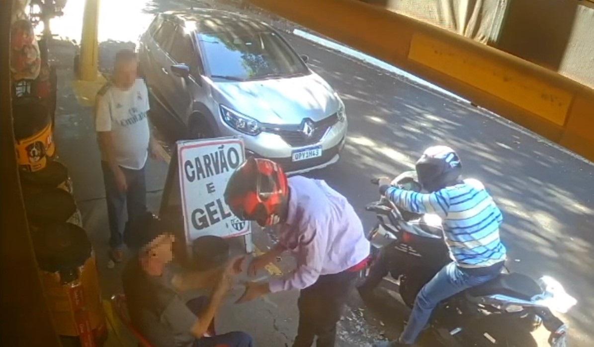 Momento em que a dupla agiu no roubo ao comerciante, sendo observada por testemunha que estava no comércio  (Foto/Reprodução)
