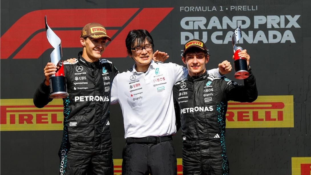 Russell e Antonelli com engenheiro da Mercedes no pódio canadense (Foto/Reprodução)