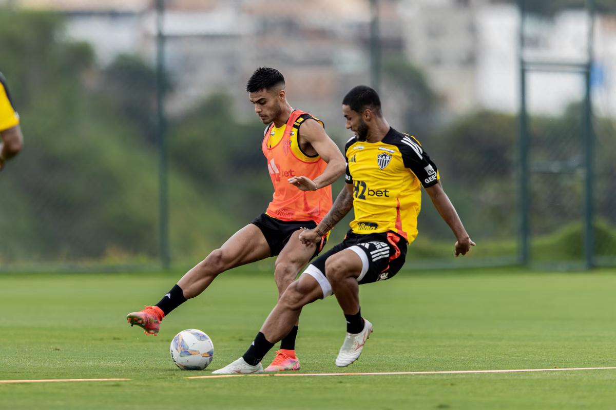 Fausto Vera e David Kauã disputam a bola durante treino na Cidade do Galo nesta segunda (10) (Foto/PEDRO SOUZA/ATLETICO)