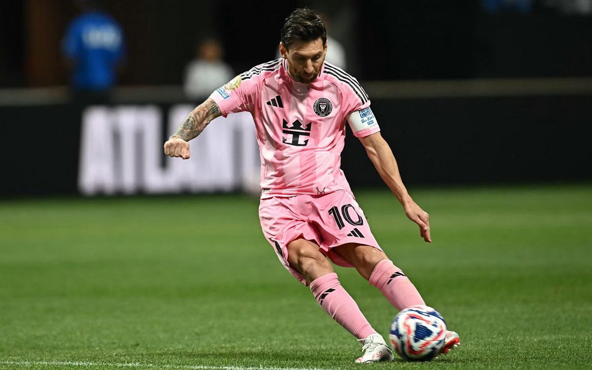 Cobrança de falta de Lionel Messi contra o Porto (Foto/Paul ELLIS/AFP)
