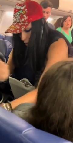 No vídeo, é possível acompanhar o momento em que a vítima, de máscara de proteção facial preta, tenta tirar o celular da mão da agressora (Foto/Reprodução)