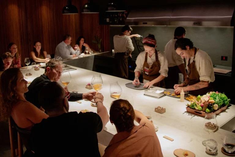 Com um ambiente acolhedor e um formato inusitado, o restaurante recebe até 11 pessoas por noite, sempre mediante reserva (Foto/Reprodução)