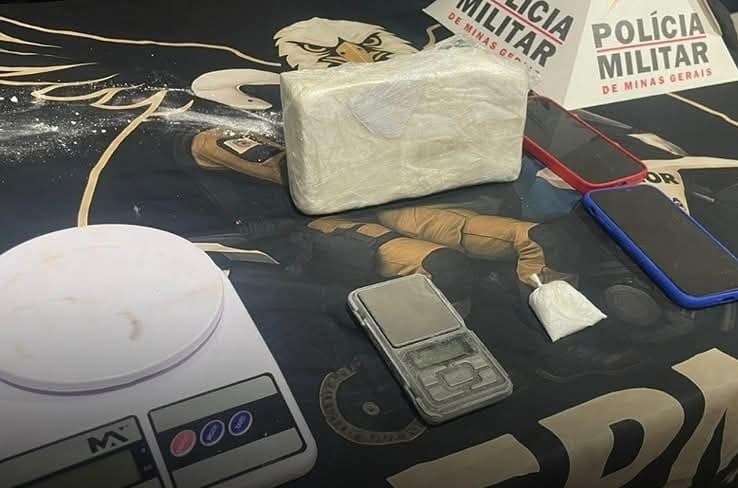 Drogas, balanças e celulares apreendidos com os suspeitos abordados, incialmente no Residencial 2000 (Foto/Divulgação)