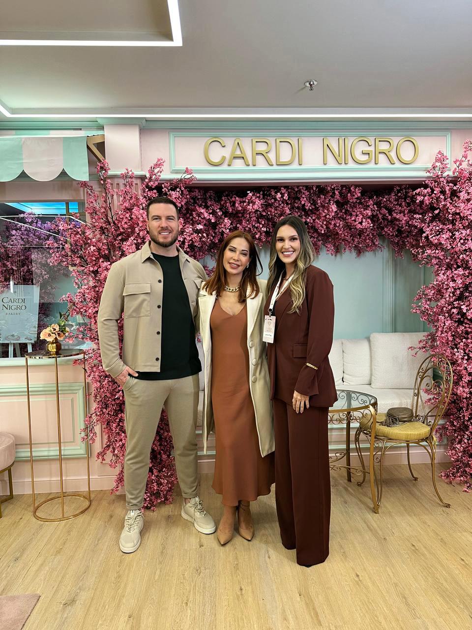 Lorena Prata, leia-se Blue Malharia, esteve na última semana em São Paulo, como convidada para participar da inauguração do escritório de Maira Cardi e Thiago Nigro o casal que é pura inspiração e vem revolucionando a mentalidade dos empreenderes brasileiros e Maira que em especial inspira mulheres por todo mundo a se desafiarem e se superarem a cada dia. Um evento super seleto que contou com a presença de uma Uberabense, empreendera, inteligente, antenada e linda que trouxe na bagagem muitos insights para seu negócio aqui na terrinha (Foto/Arquivo pessoal)