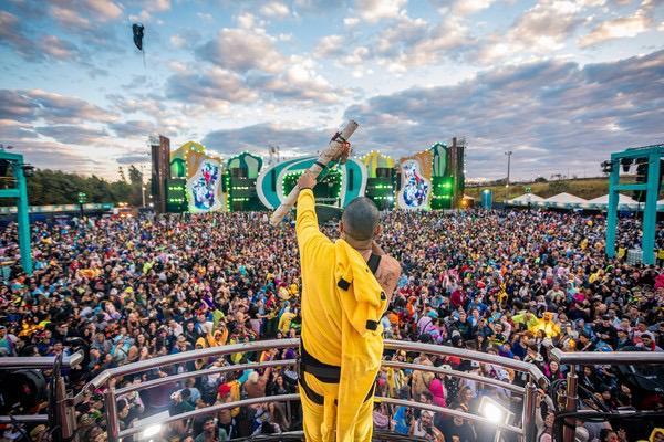 Cantor baiano, Tomate, retorna ao palco consagrado pela chuva de sapatos de 2018 e promete nova apresentação histórica (Foto/Divulgação)