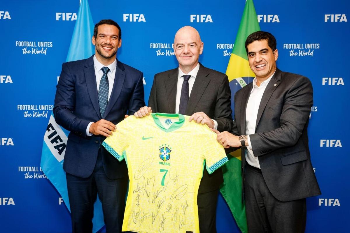Samir Xaud, Gianni Infantino e o vice da CBF, Gustavo Dias (Foto/Divulgação/Fifa)