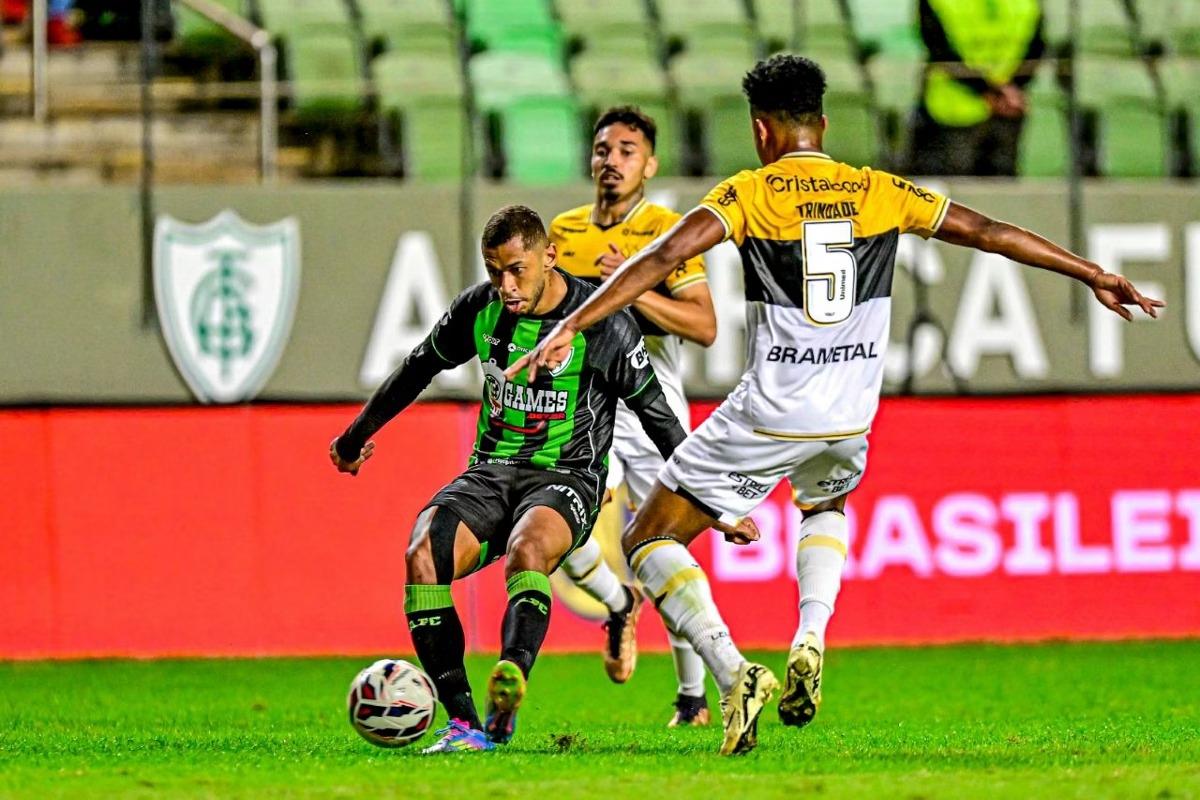 Jogadores de América e Criciúma em ação pela Série B do Campeonato Brasileiro (Foto/Mourão Panda/América)