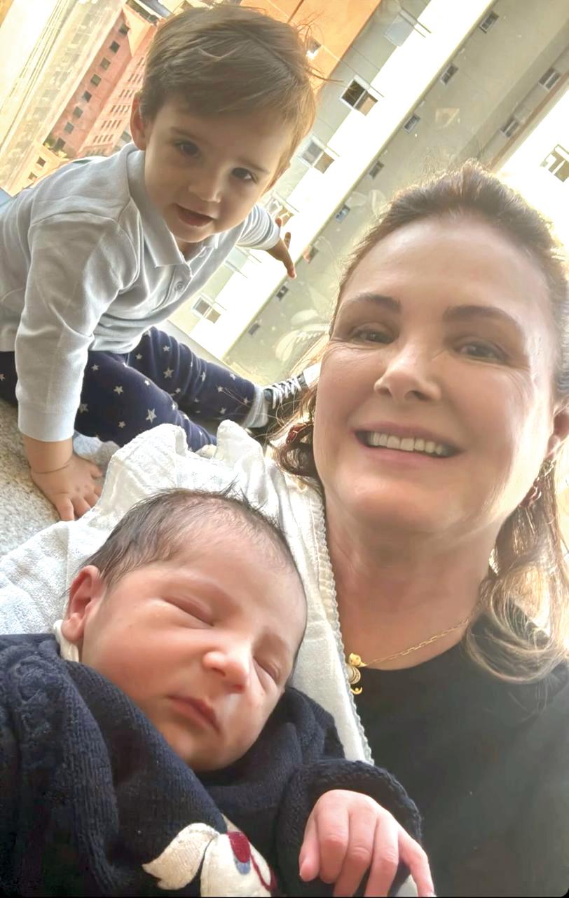 Maria Paula Mendes está radiante com a chegada do seu terceiro neto, Bento. Na foto vovó Maria Paula com Bento e Theo (Foto/Arquivo pessoal)