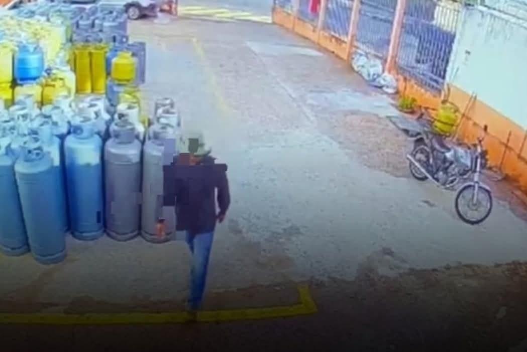 Câmera de segurança do estabelecimento comercial registrou a ação e imagens estão com a polícia para as investigações  (Foto/Divulgação)
