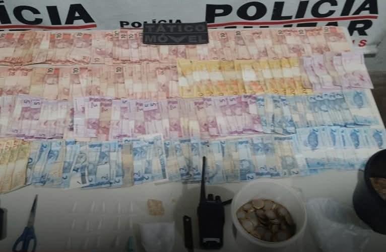 Além de dinheiro, a polícia encontrou no imóvel, usado como ponto de venda de drogas, maconha, cocaína e balança de precisão  (Foto/Divulgação)