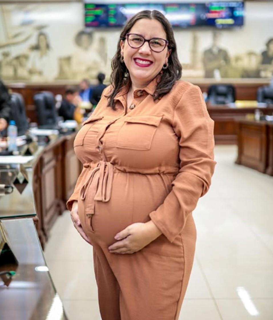 Vereadora Rochelle Bazaga está gestante e deve gozar da licença-maternidade a partir de agosto, quando, com a nova regra, deverá ser chamada a suplente Silvana Elias para assumir a vaga (Foto/Acervo pessoal)