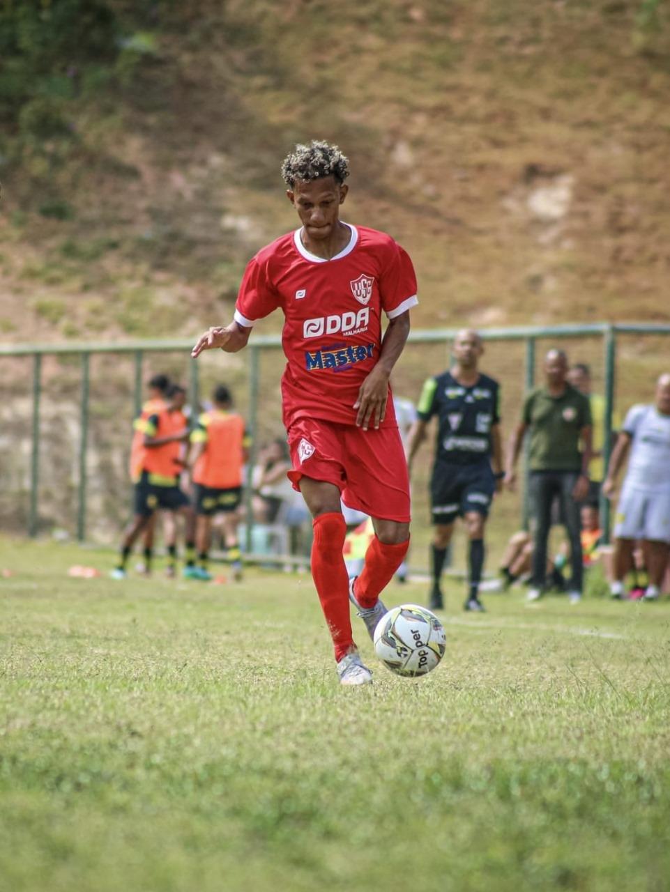 Atacante Paneguine veste a camisa do Fabrício (Foto/Divulgação)