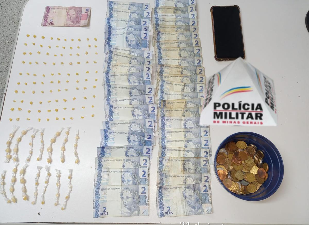 Durante a revista, os militares encontraram 156 pedras de crack prontas para a venda, além de R$ 137 em dinheiro e um celular que seria utilizado para as negociações. (Foto/Divulgação)