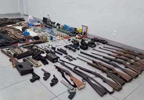 Além das armas, foram recolhidas 2.143 munições de diferentes calibres, materiais utilizados para recarga, duas balanças de precisão, três silenciadores, quatro monóculos de visão noturna e duas lunetas (Foto/Divulgação)