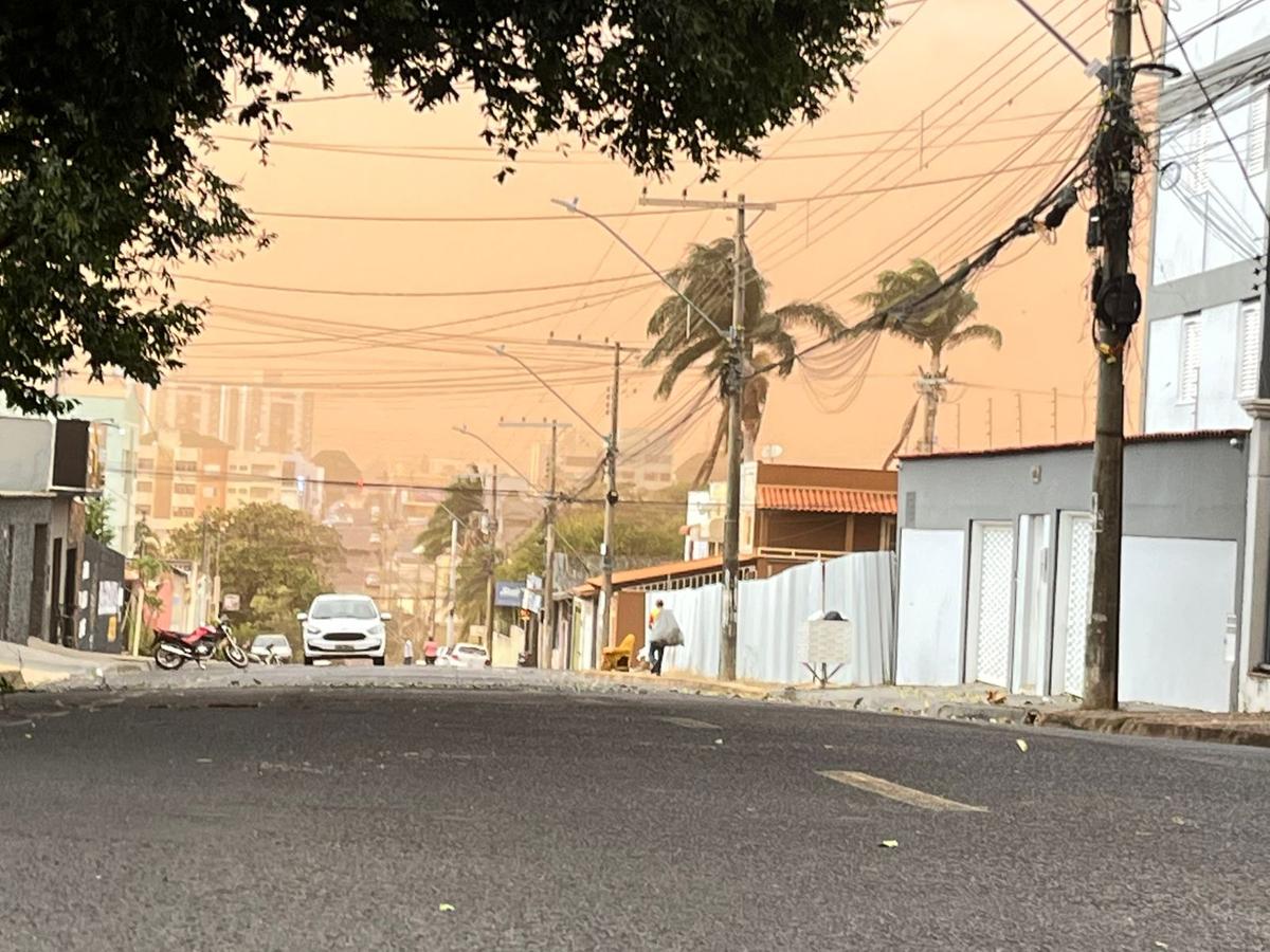 A tempestade de areia é resultado da combinação entre ventos fortes e o solo seco, condição comum nesta época do ano devido ao clima mais seco do inverno (Foto/Joana Prata)