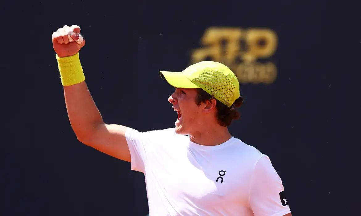 João Fonseca avançou às oitavas de final do do ATP 250 de Eastboune (Inglaterra), último torneio preparatório para o Grand Slam de Wimbledon (Foto/Reuters/Yves Herman)
