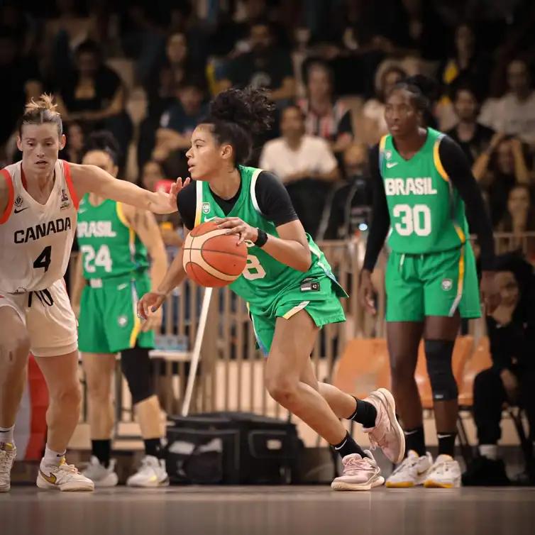 A jovem armadora Bella Nascimento (com a bola na foto) está entre as 12 convocadas pela técnica Pokey Chatman. A brasileira, que atua no exterior pelo William & Mary, vem se destacando no torneio de basquete universitário norte-americano (Foto/Divulgação/CBB)