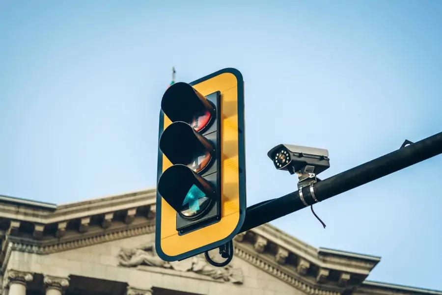 A proposta é modernizar toda a rede semafórica de Uberaba, substituindo os controladores atuais por equipamentos interligados a uma central de controle via internet (Foto/Reprodução)