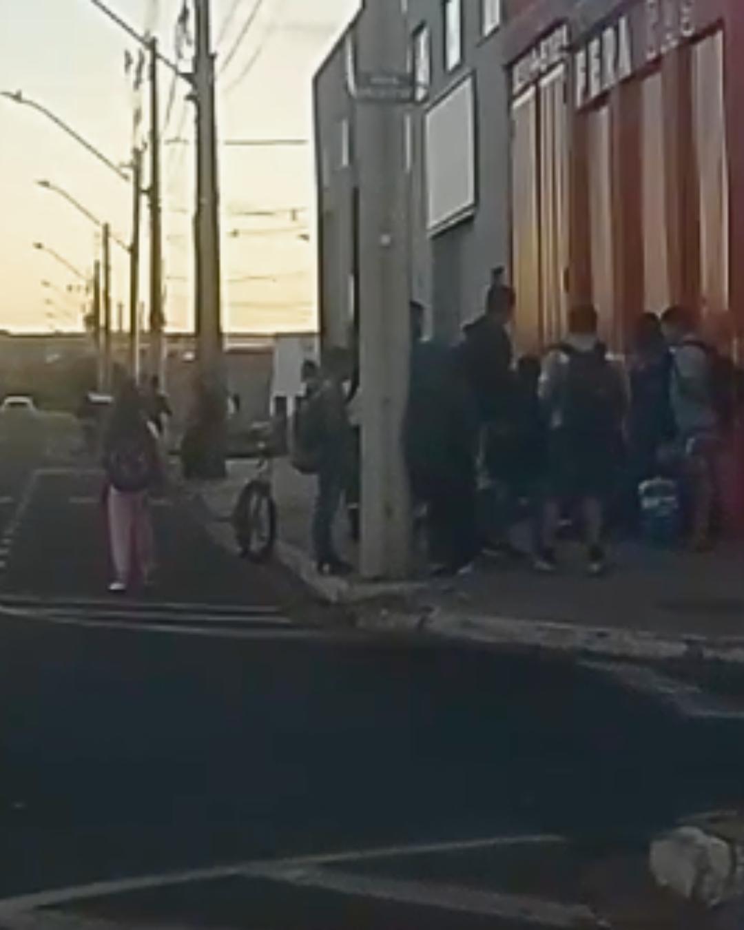 O local é o único da avenida destinado ao embarque de estudantes da rede municipal que utilizam o transporte escolar (Foto/Reprodução)