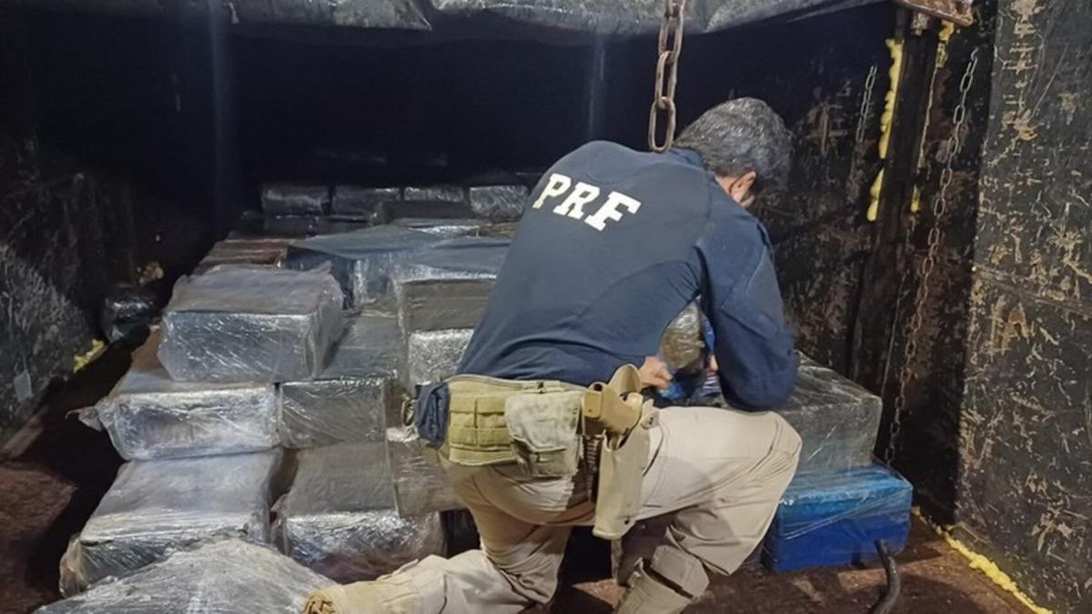 Foram apreendidas cerca de 3,5 toneladas de maconha que eram transportadas por uma carreta na BR-050 (Foto/Divulgação/PRF)