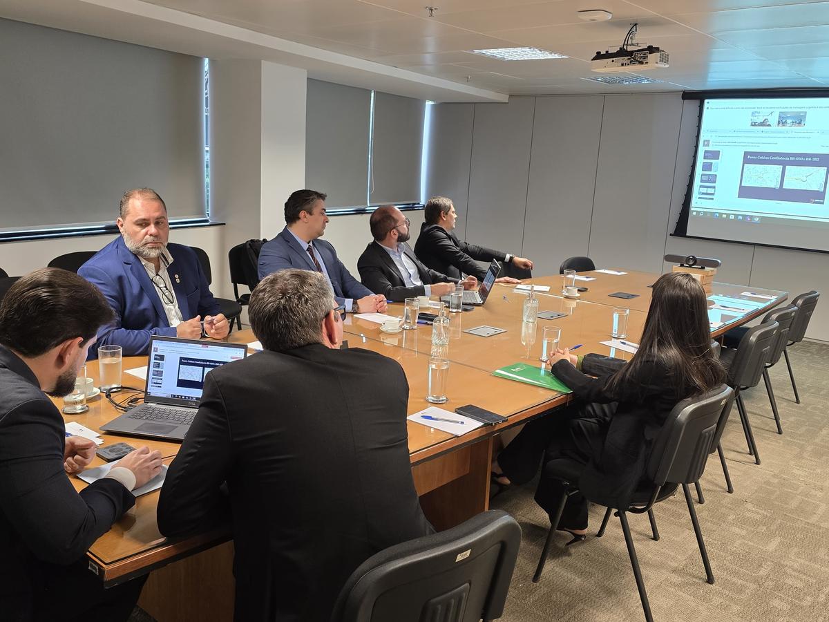 Reunião ontem, na ANTT, do vereador Tulio Micheli, os secretários de Serviços Urbanos, Pedro Arduini, e de Governo, Beethoven de Oliveira, além do chefe de Gabinete da prefeita, Caio Presotto, com técnicos da Agência (Foto/Divulgação)