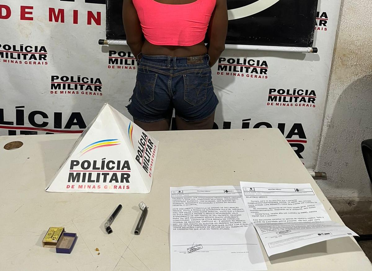 Os militares encontraram com a mulher duas pedras de crack, farelo da mesma droga e dois cachimbos utilizados para o consumo de entorpecentes. (Foto/Divulgação)